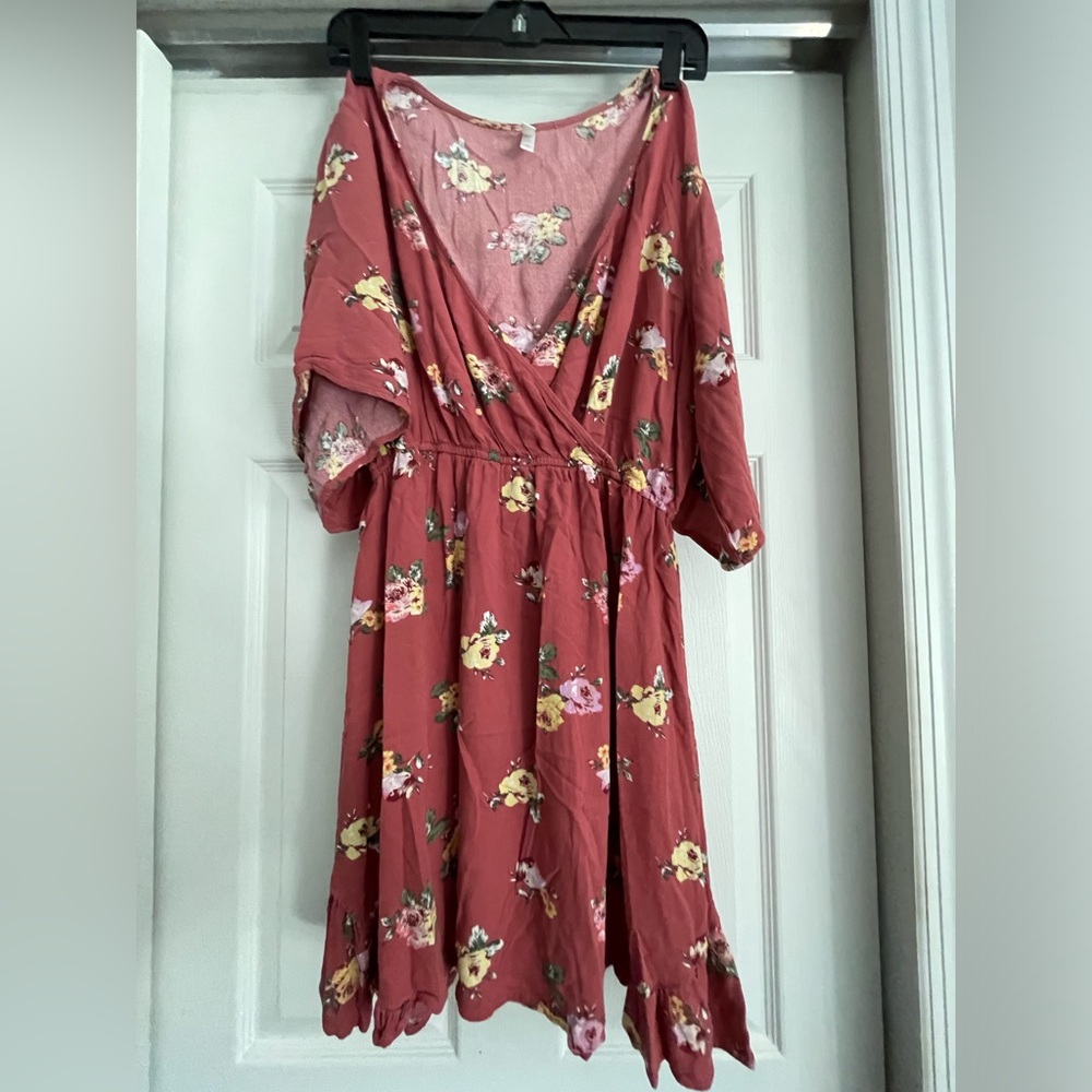 GUC XHILIRATION FLORAL V-NECK DRESS